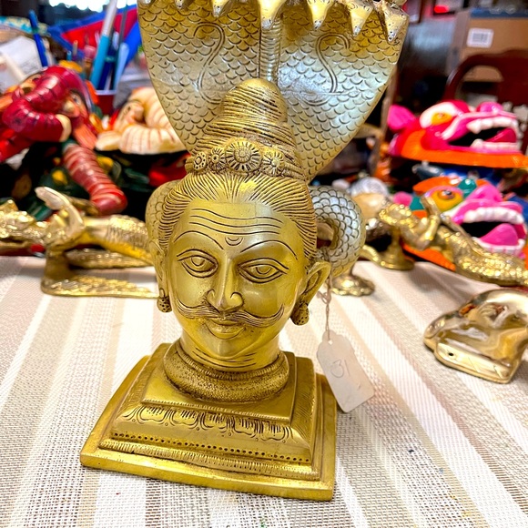 Beautiful brass Lord shiva head statue with snack - Picture 5 of 9
